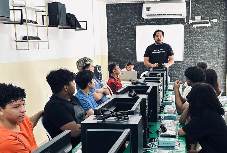 Associação Educacional Voz Ativa Reforço escolar e suporte social a crianças de escolas públicas da capital amazonense